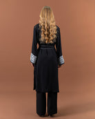 Kimono long noir avec ceinture et manches ornées de dentelle blanche – collection élégante RAZANA