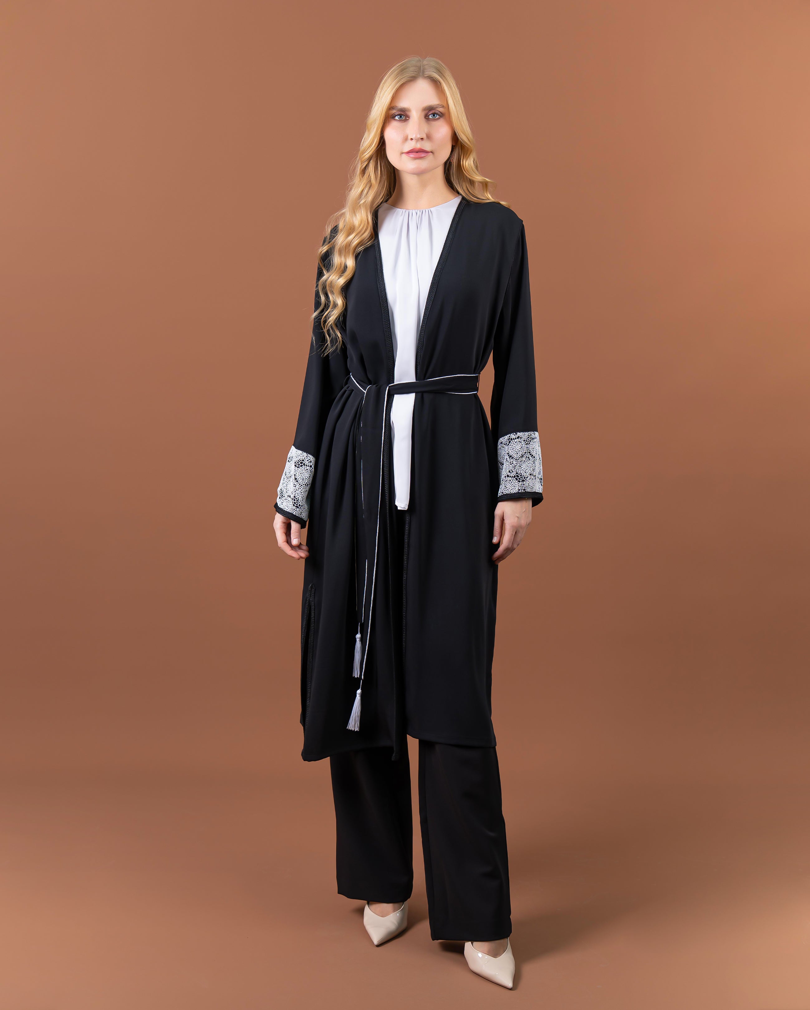 Kimono long noir avec ceinture et manches ornées de dentelle blanche – collection élégante RAZANA