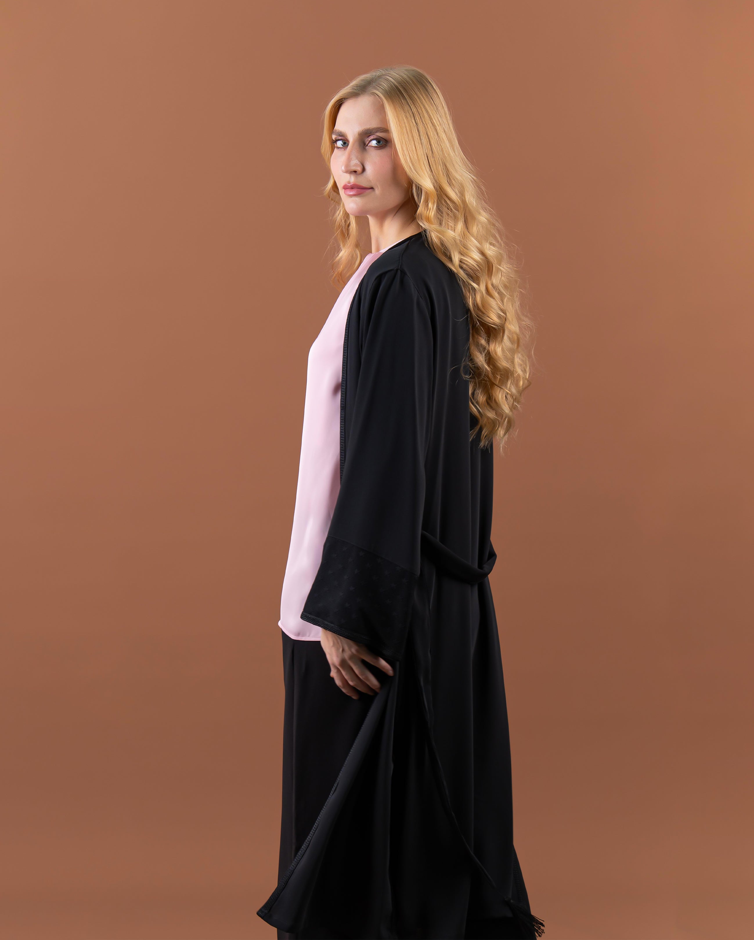 Kimono noir élégant avec manches ornées de dentelle – collection femme RAZANA