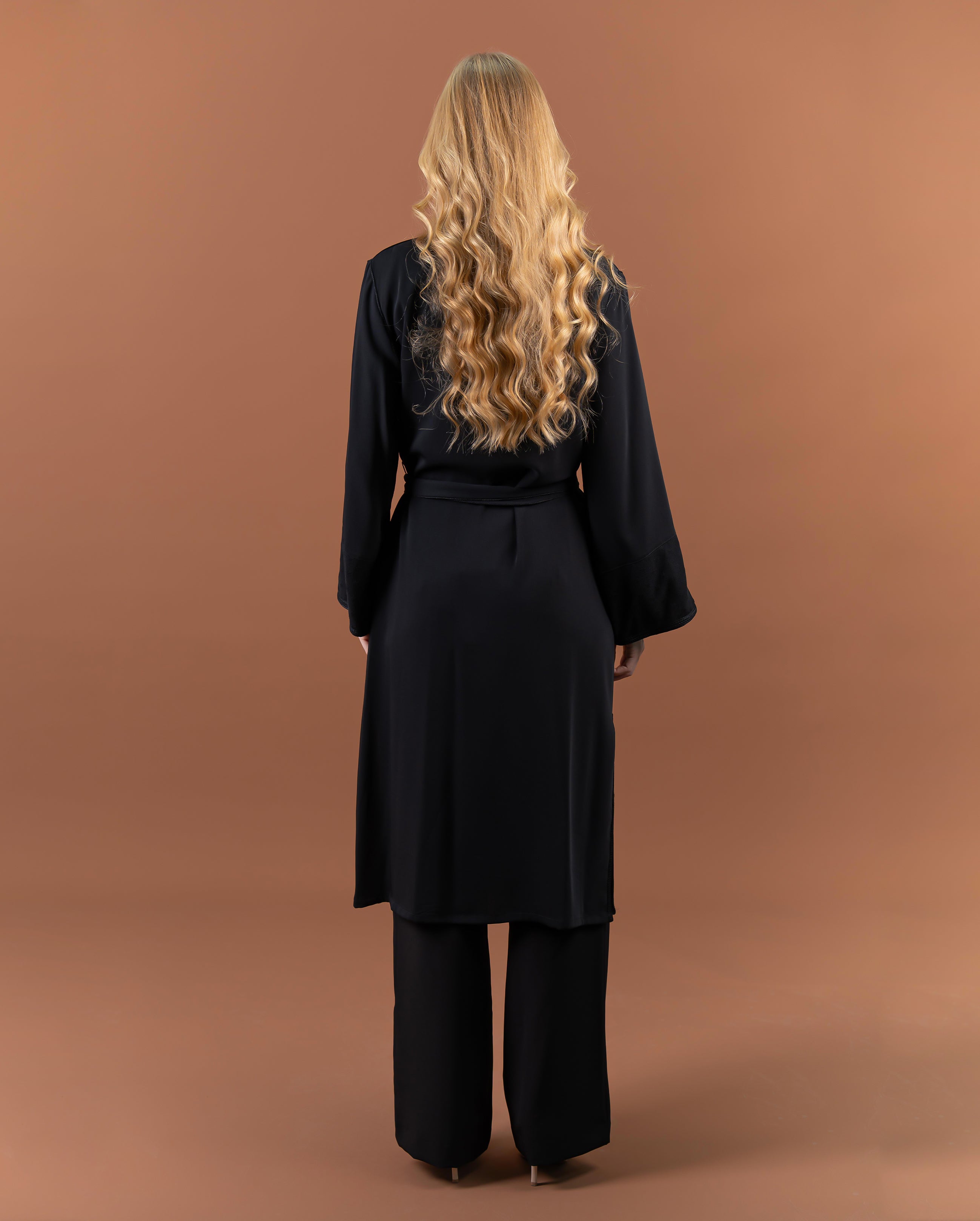 Kimono long noir élégant avec manches ornées de dentelle – collection femme RAZANA