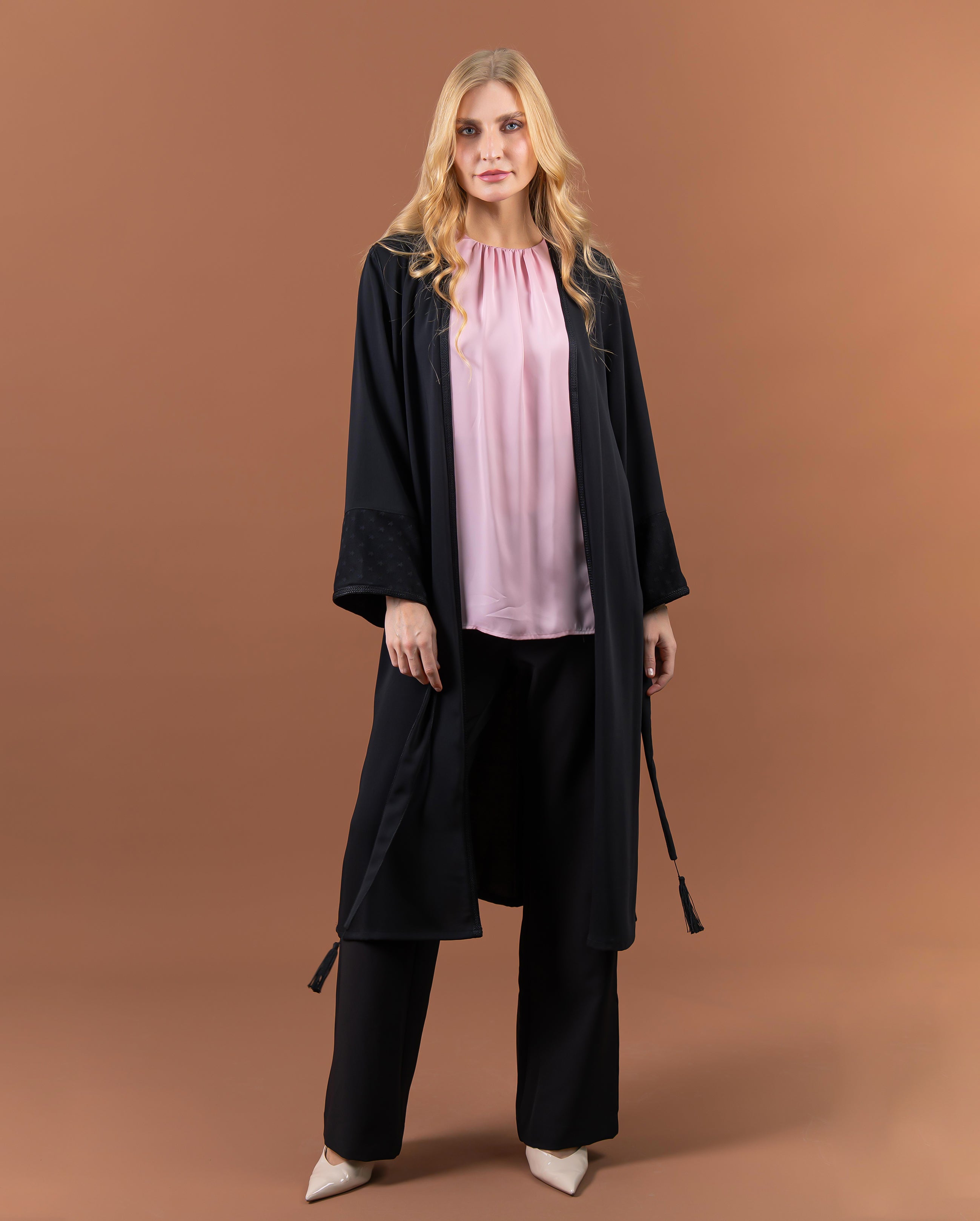 Kimono long noir élégant avec manches ornées de dentelle – collection femme RAZANA