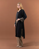 Kimono noir élégant avec manches motif zébré et finition raffinée – collection femme RAZANA