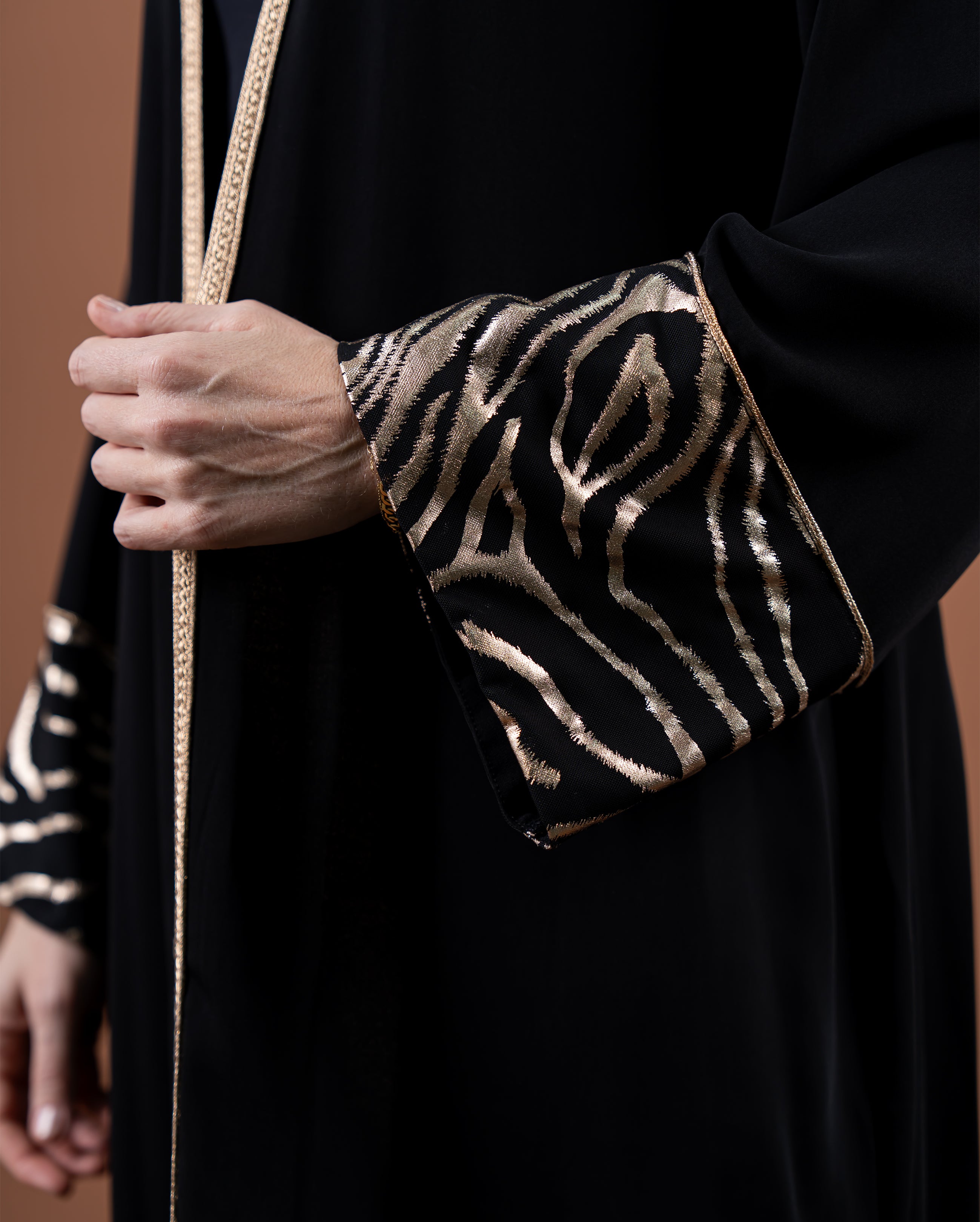 Kimono long élégant avec manches motif zébré et finition raffinée – collection femme RAZANA