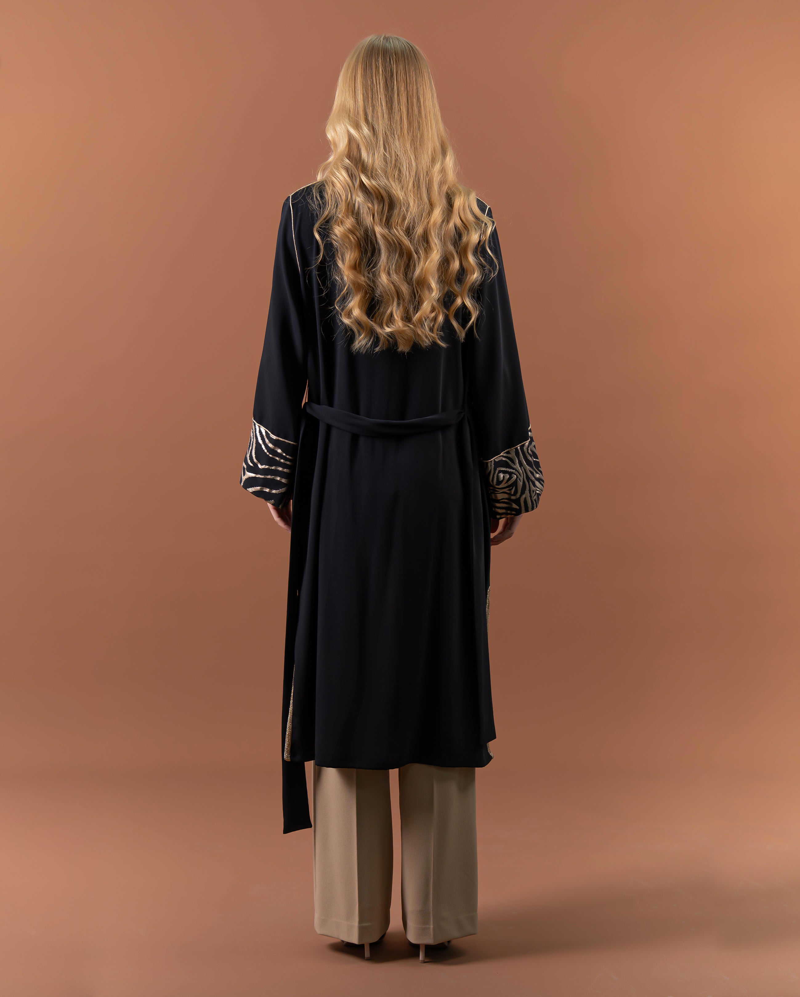 Kimono long noir élégant avec manches motif zébré et finition raffinée – collection femme RAZANA