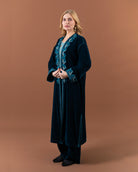 Kimono long en velours avec broderies turquoise et finition sfifa traditionnelle – collection élégante RAZANA