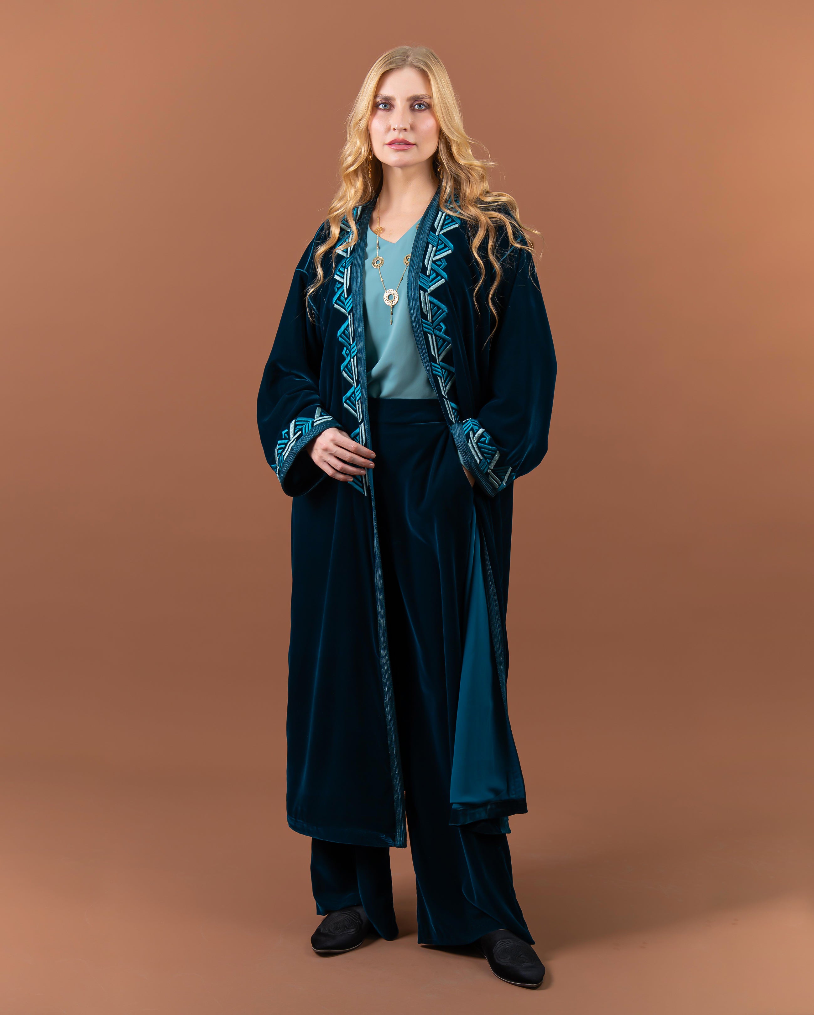 Kimono long en velours avec broderies turquoise et finition sfifa traditionnelle – collection élégante RAZANA