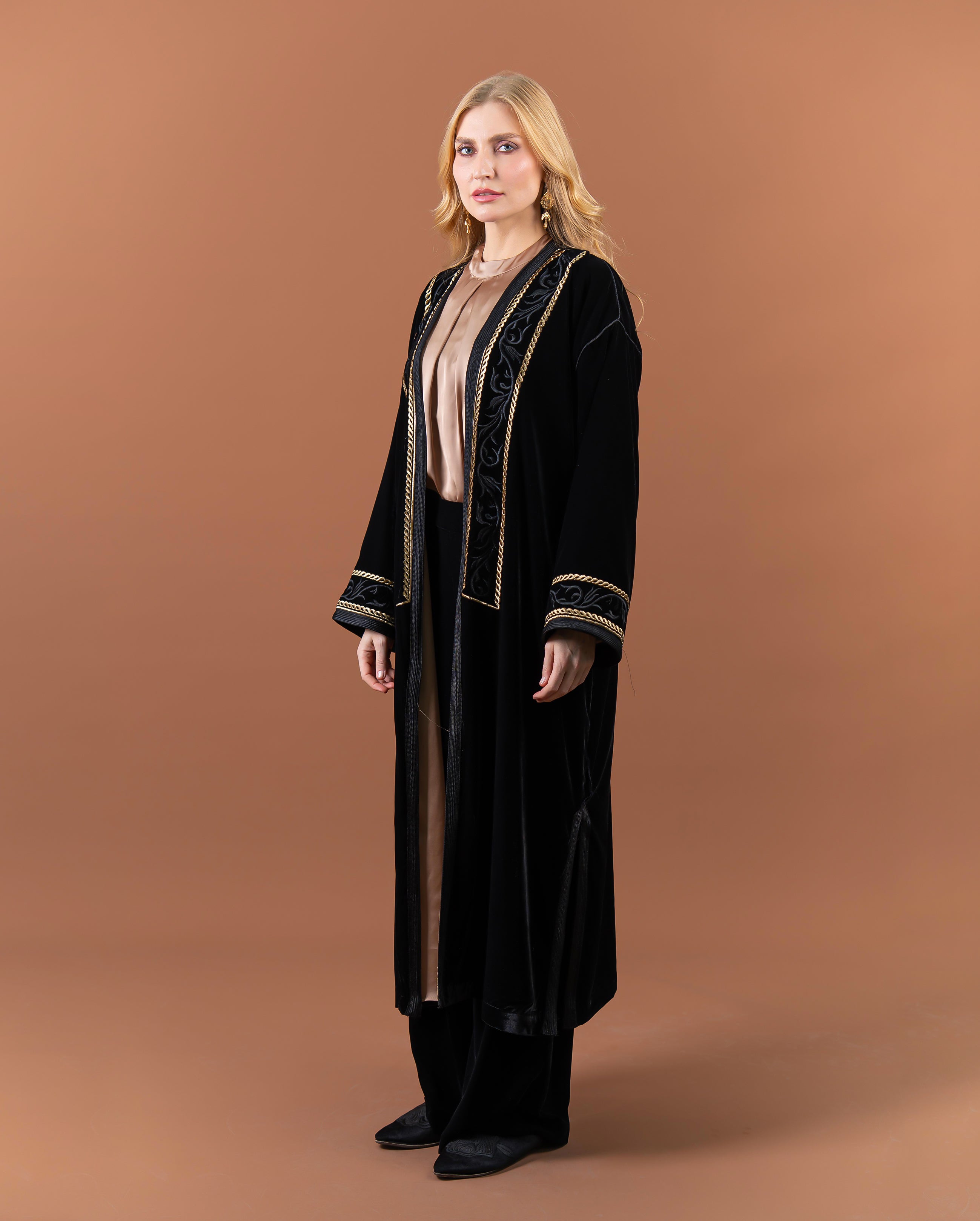 Kimono long en velours noir avec finition sfifa dorée traditionnelle – collection élégante RAZANA