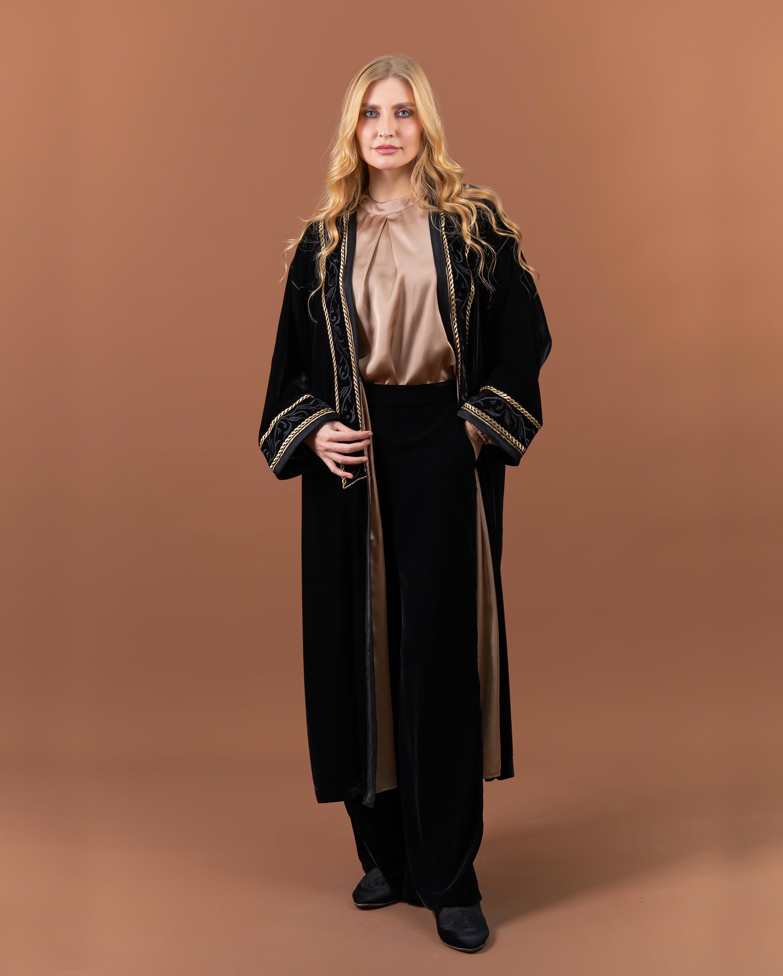 Kimono long en velours noir avec finition sfifa dorée traditionnelle – collection élégante RAZANA