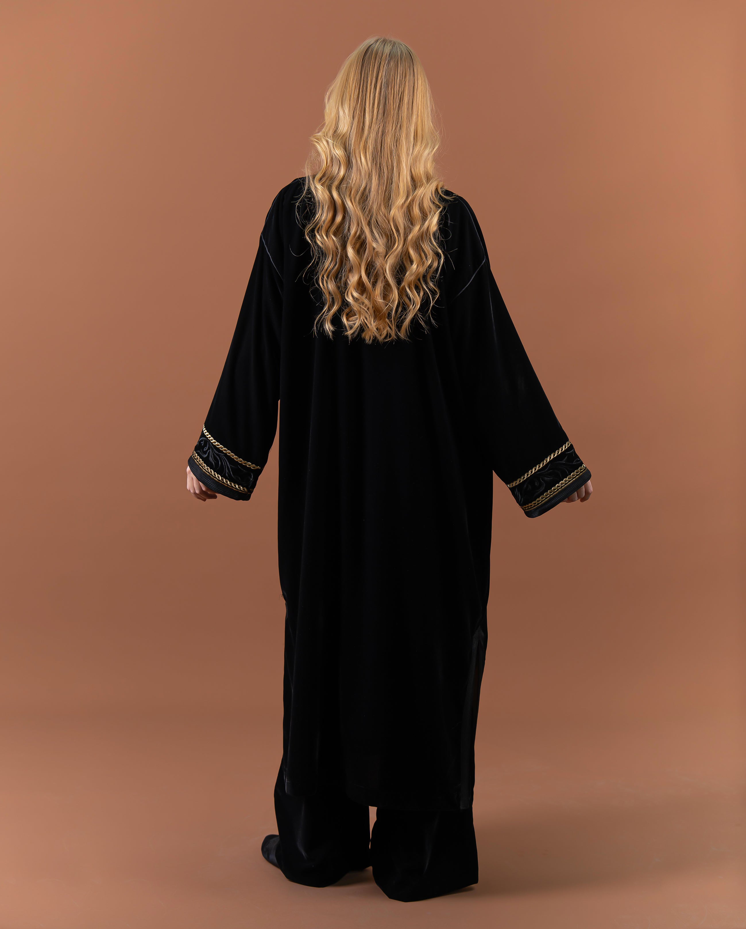 Kimono long en velours noir avec finition sfifa dorée traditionnelle – collection élégante RAZANA