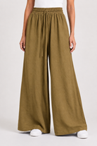 Pantalon large fluide texturé avec taille élastique et cordon de serrage-Vert olive-RAZANA 