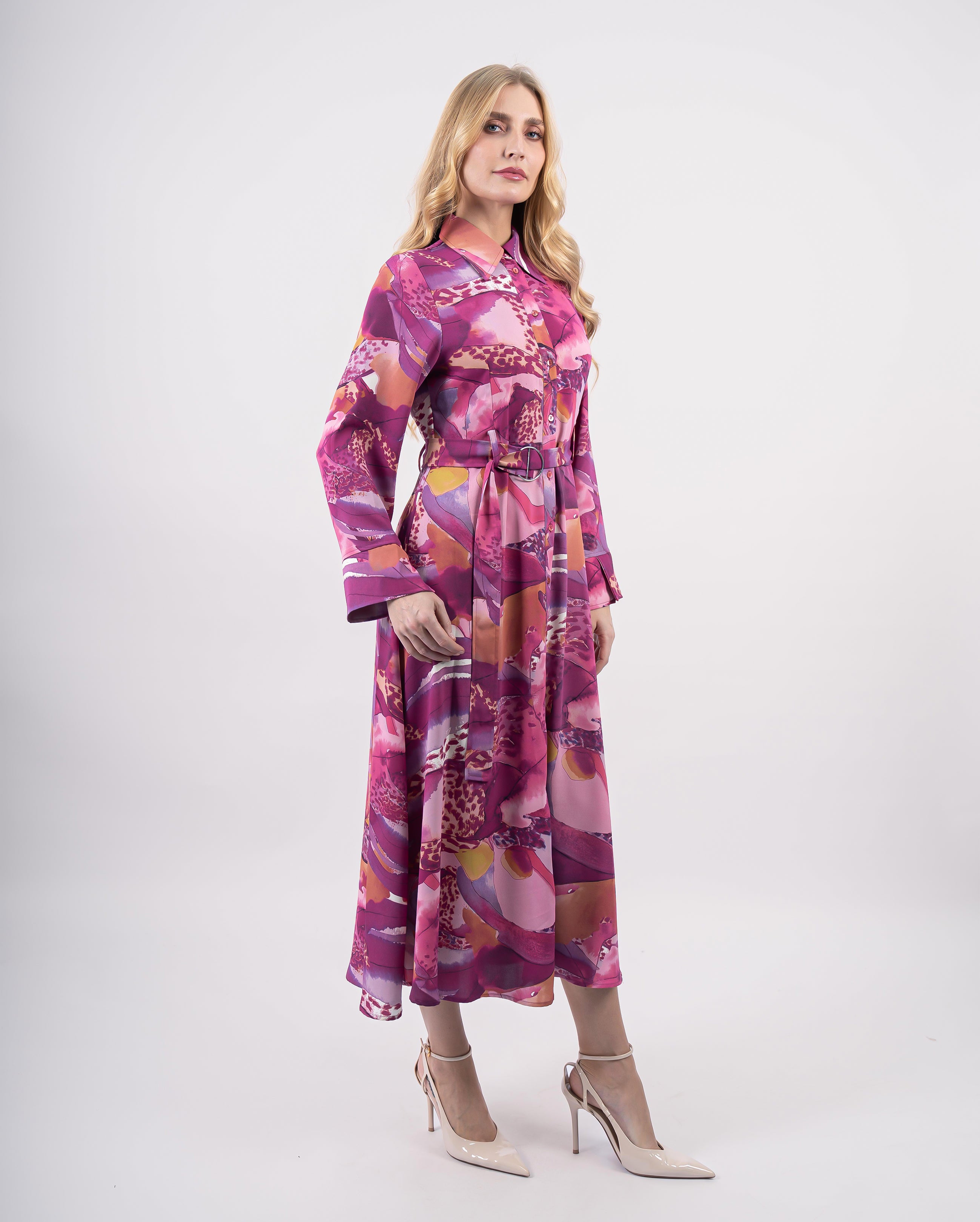 Détail robe chemise imprimée multicolore rose fuchsia avec boutons et col classique