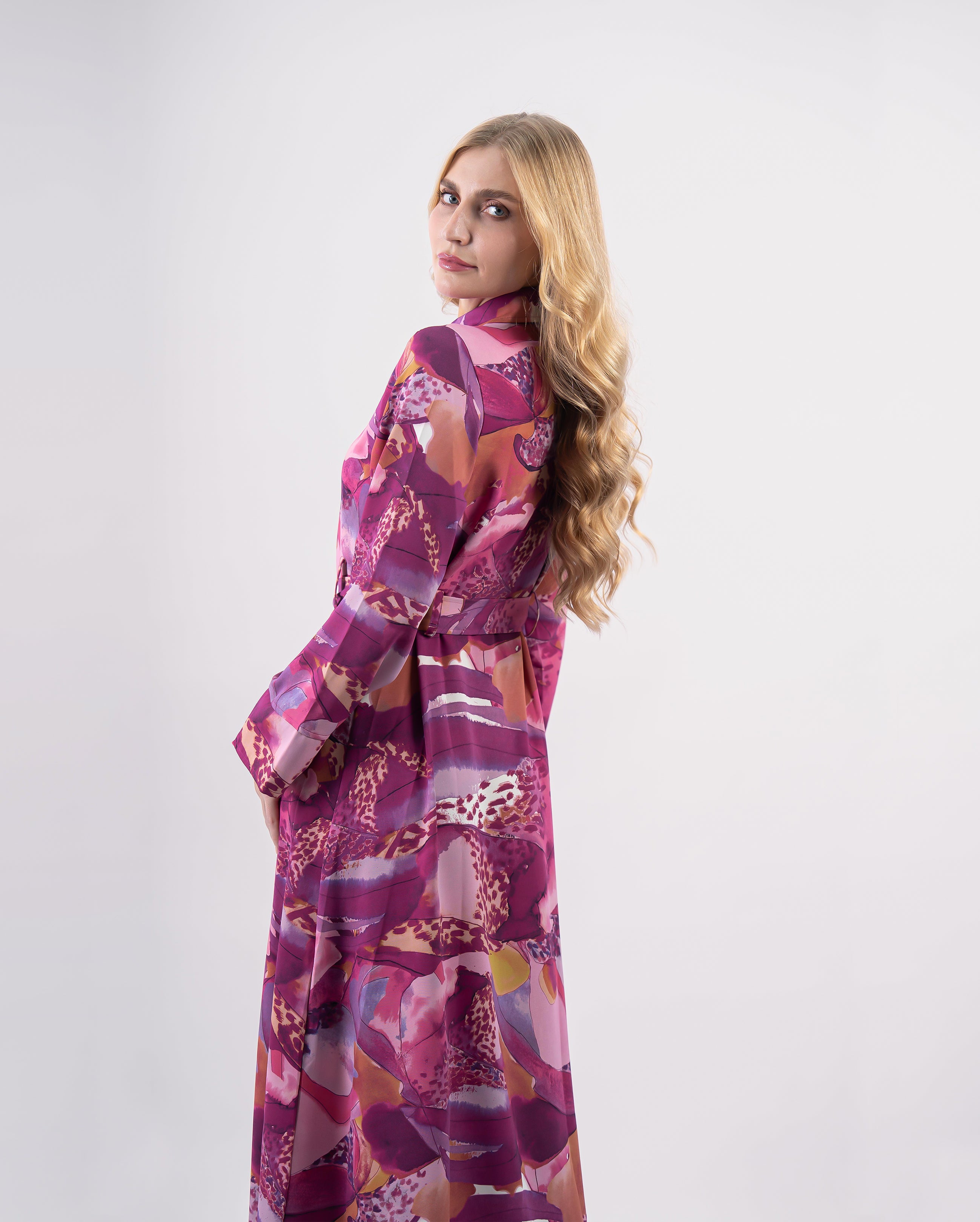 Robe midi fluide imprimée avec ceinture nouée mettant en valeur la taille