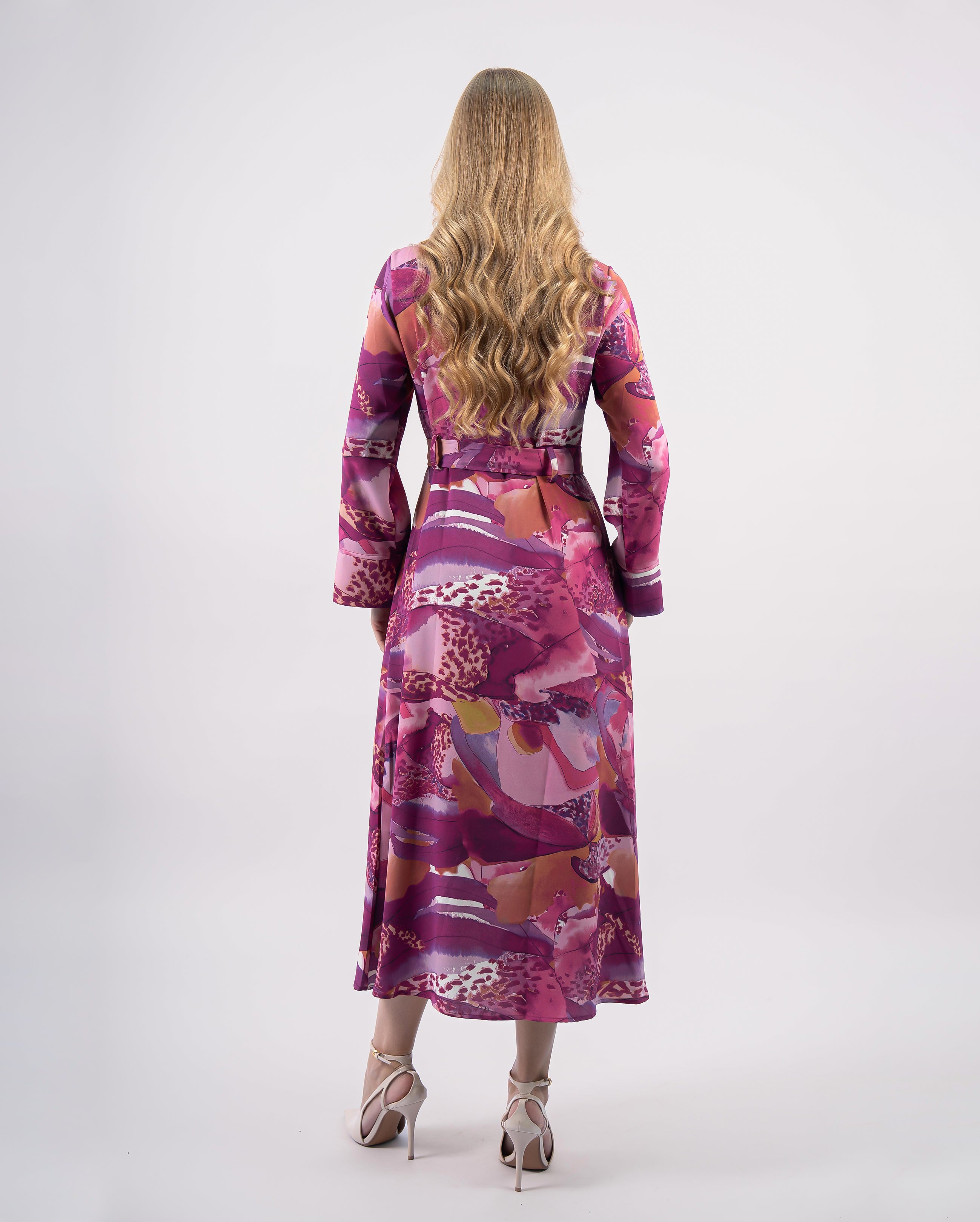 Robe chemise midi imprimée rose fuchsia avec ceinture, coupe fluide et manches longues élégantes