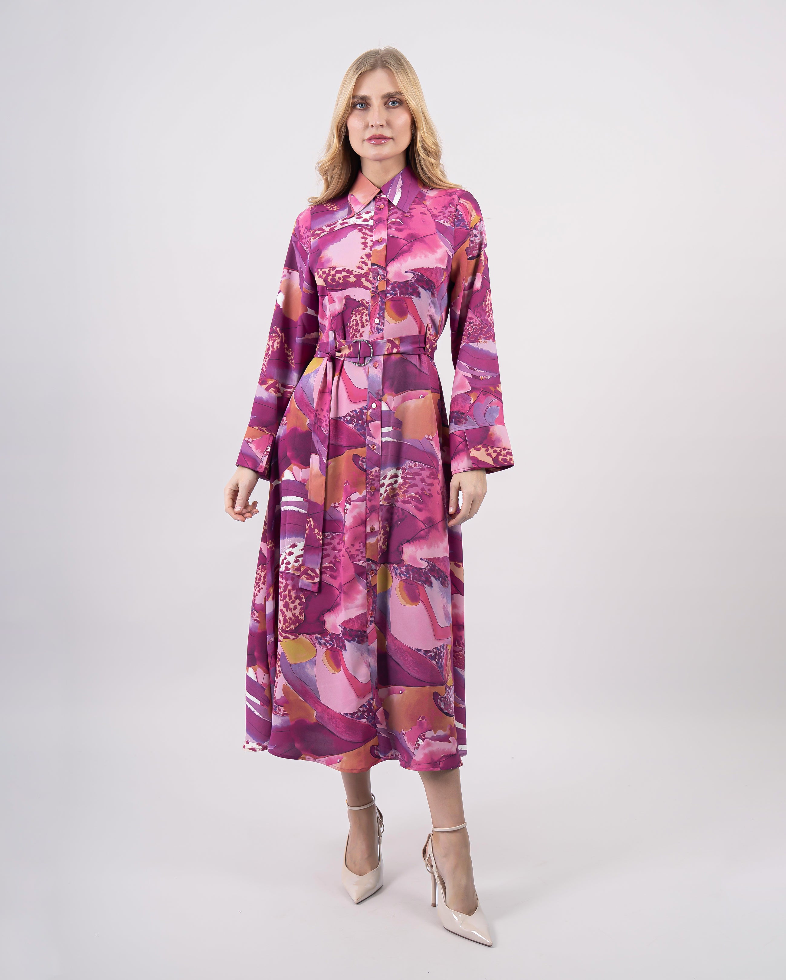 Robe chemise midi imprimée rose fuchsia portée de face avec ceinture et manches longues