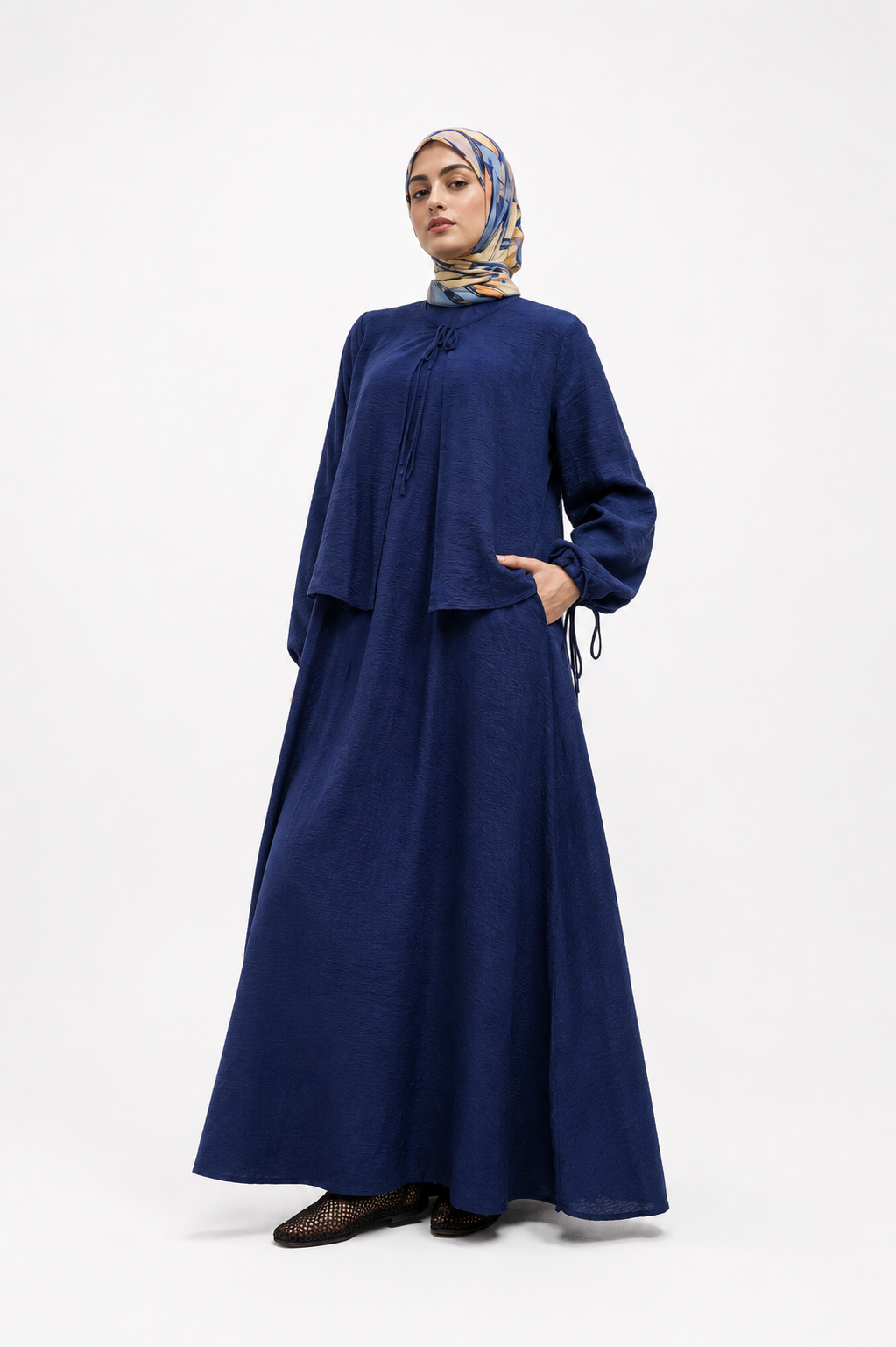 robe-longue-sans-manches-sur-robe-texturee-liens-noues-Bleu-face
