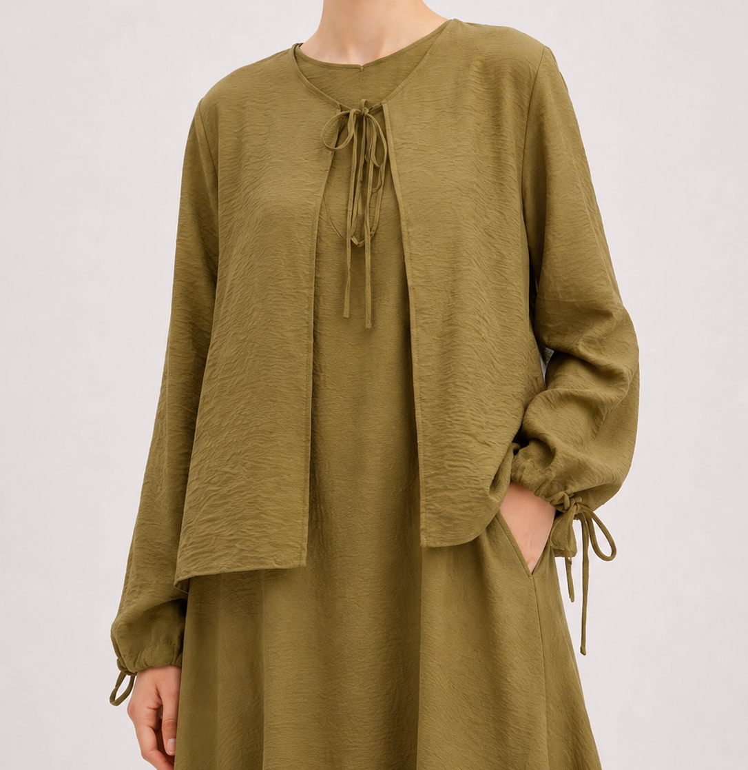 robe-longue-sans-manches-sur-robe-texturee-liens-noues-Vert olive-détails
