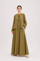 robe-longue-sans-manches-sur-robe-texturee-liens-noues-Vert olive-face