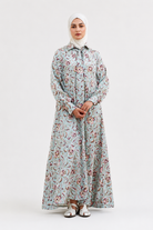 Robe longue florale pastel RAZANA vue de face avec col chemise et manches longues