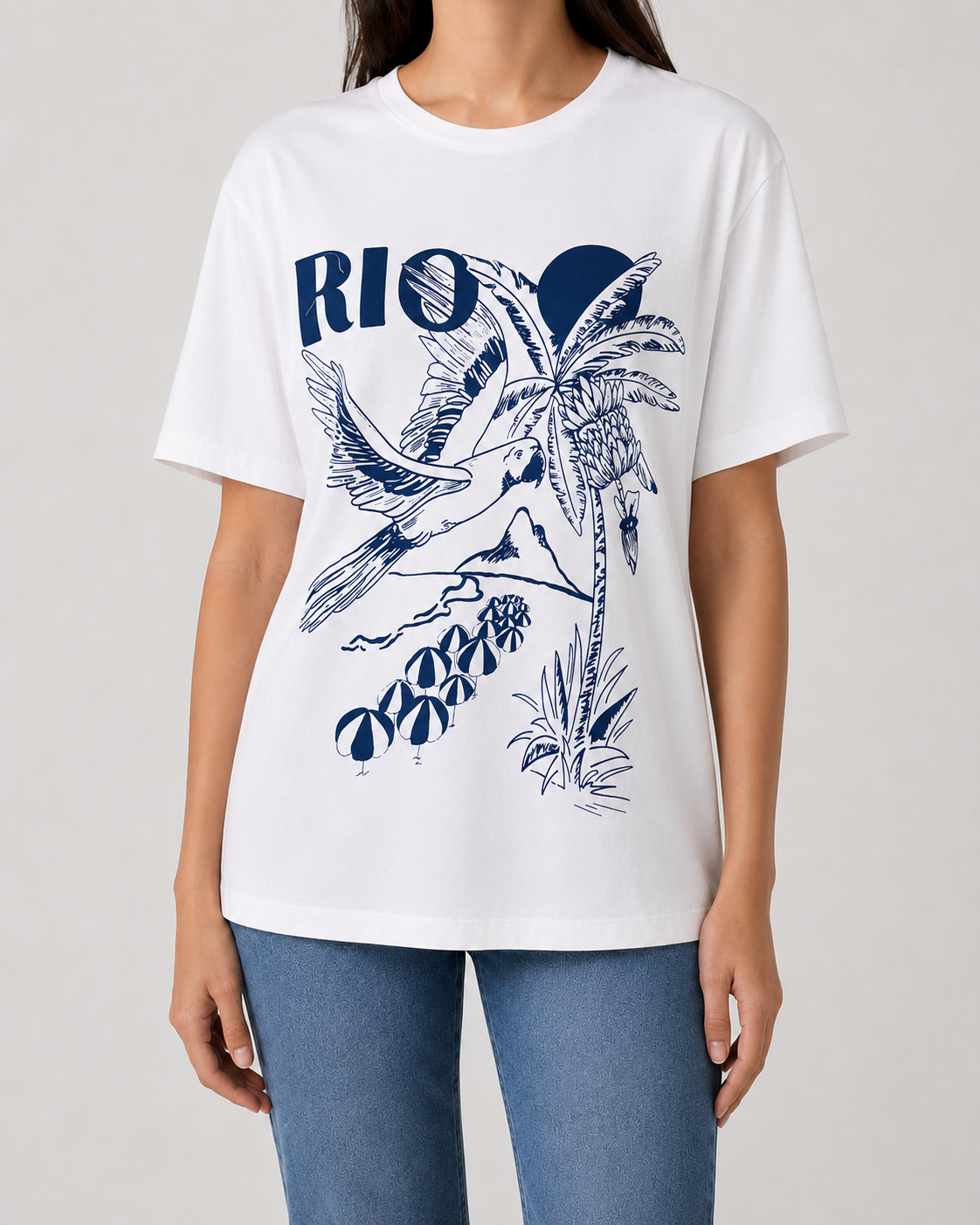 T-shirt blanc femme RAZANA avec imprimé tropical Rio bleu marine porté avec un jean