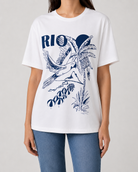 T-shirt blanc femme RAZANA avec imprimé tropical Rio bleu marine porté avec un jean
