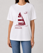 T-shirt blanc femme RAZANA avec imprimé bateau Sailor bordeaux porté avec un jean