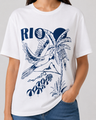 Détail du t-shirt blanc RAZANA avec imprimé Rio tropical bleu marine