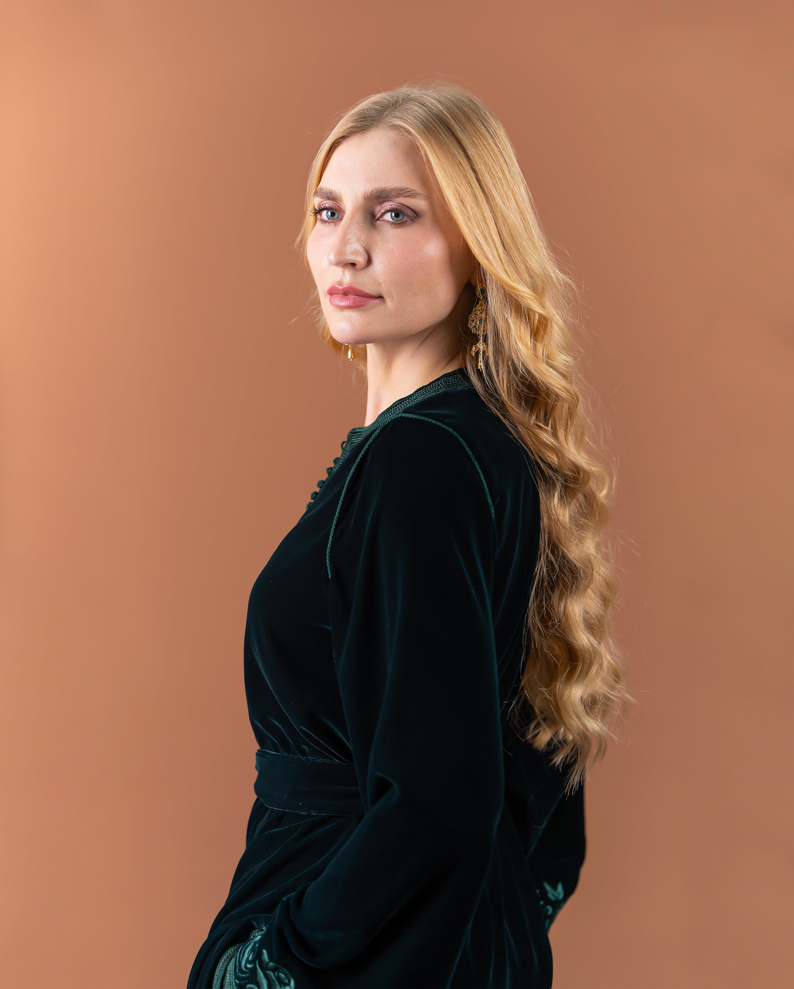 Tunique jabador en velours brodée avec ceinture pour femme – RAZANA