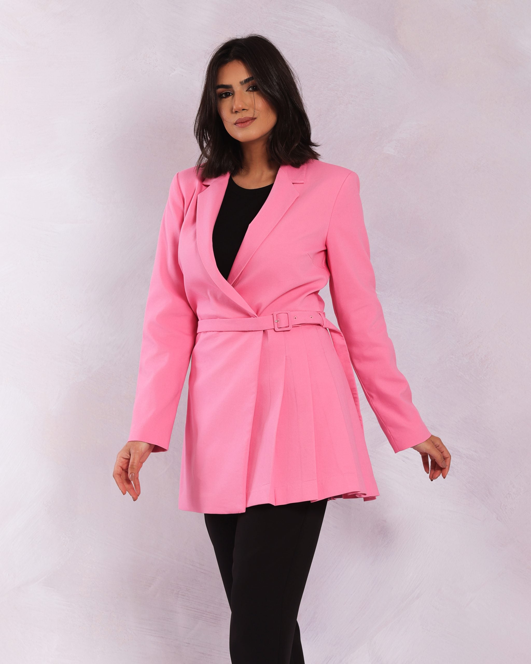 Blazer plissé rose avec ceinture